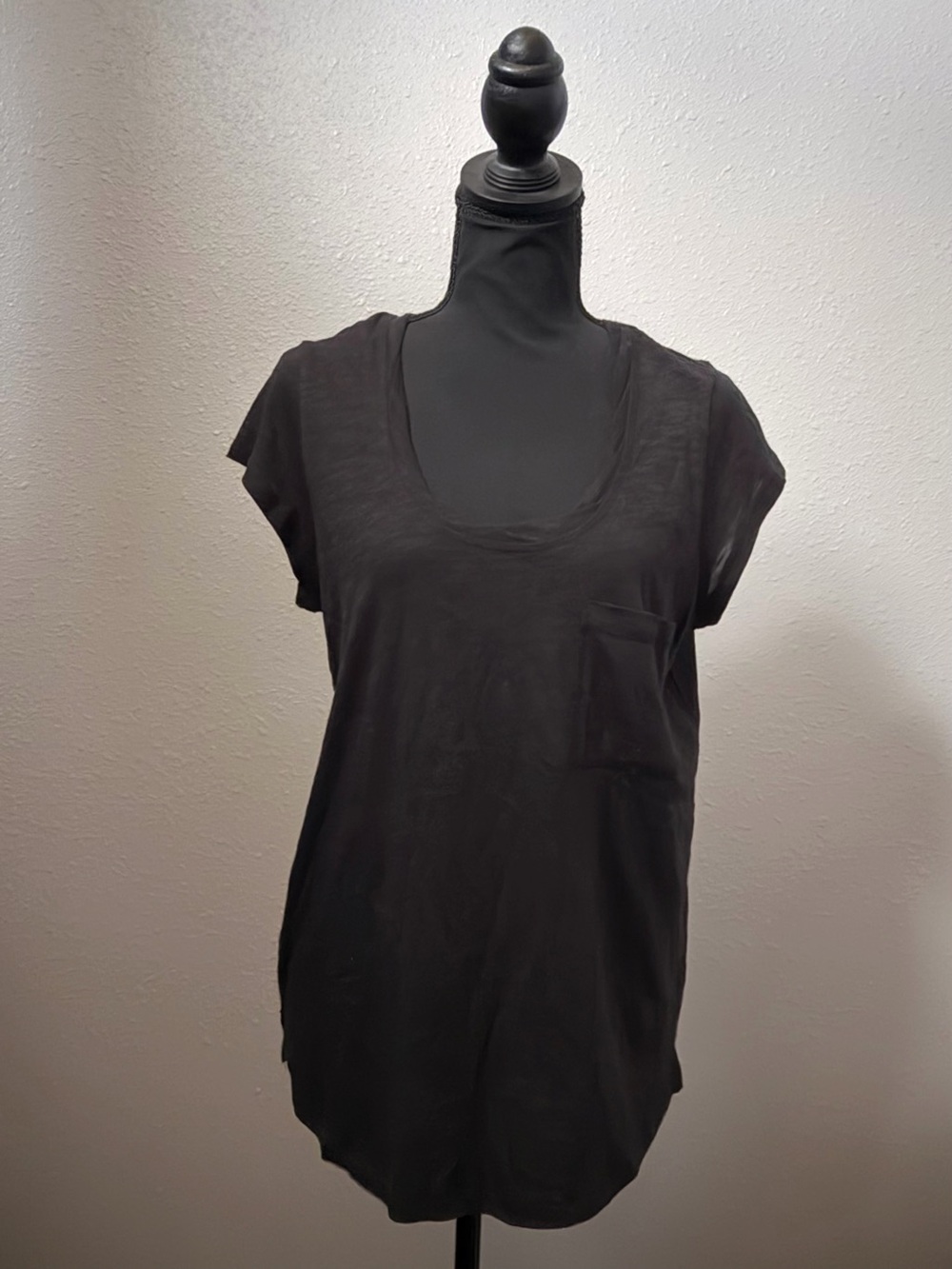 Sanctuary Medium Women's Black Short Sleeve Tee with Scoop Neck